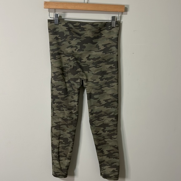 Spanx Look At Me Now Crop Capri Seamless Leggings Green Camo XLarge - Picture 6 of 11
